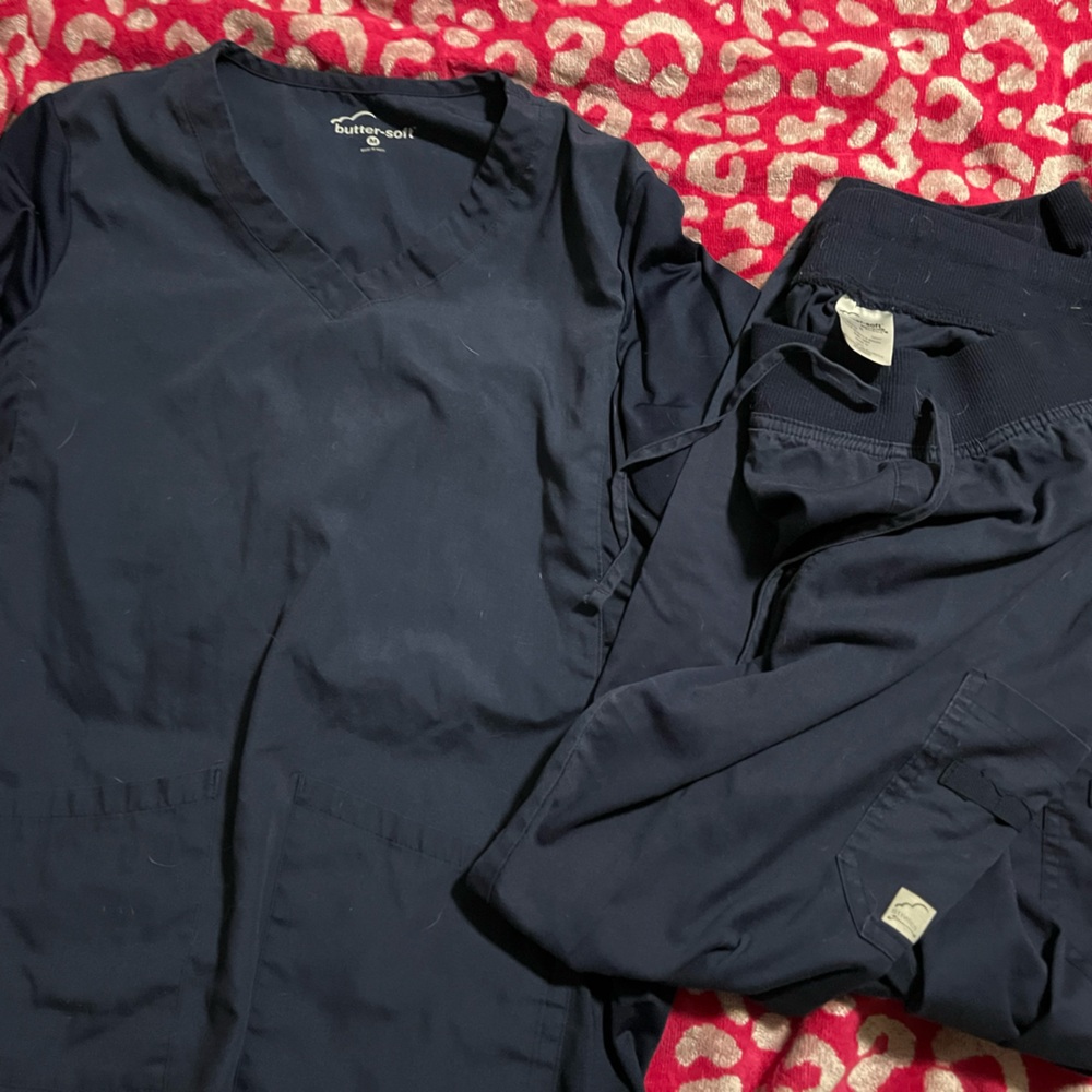 Butter Soft navy blue scrub set. Top and bottoms both medium.